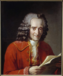 Portrait de Voltaire (Francois Marie Arouet dit, 1694-1778) tenant l'annee litteraire. Peinture de Jacques-Augustin-Catherine Pajou (1766-1828), 18eme siecle. Paris, Comedie Francaise
