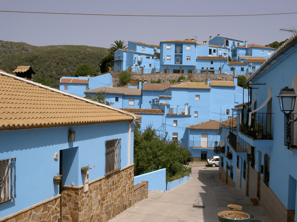 JÚZCAR IL VILLAGGIO DEI PUFFI SORTO IN SPAGNA